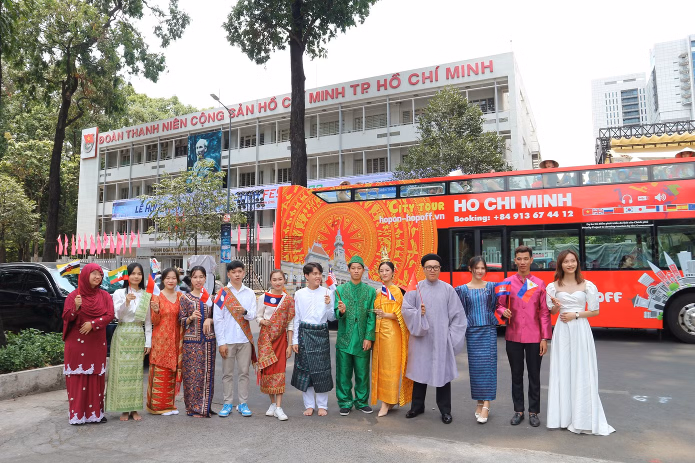 Không gian văn hóa các nước ASEAN hấp dẫn bạn trẻ. (Ảnh: TLTĐ)