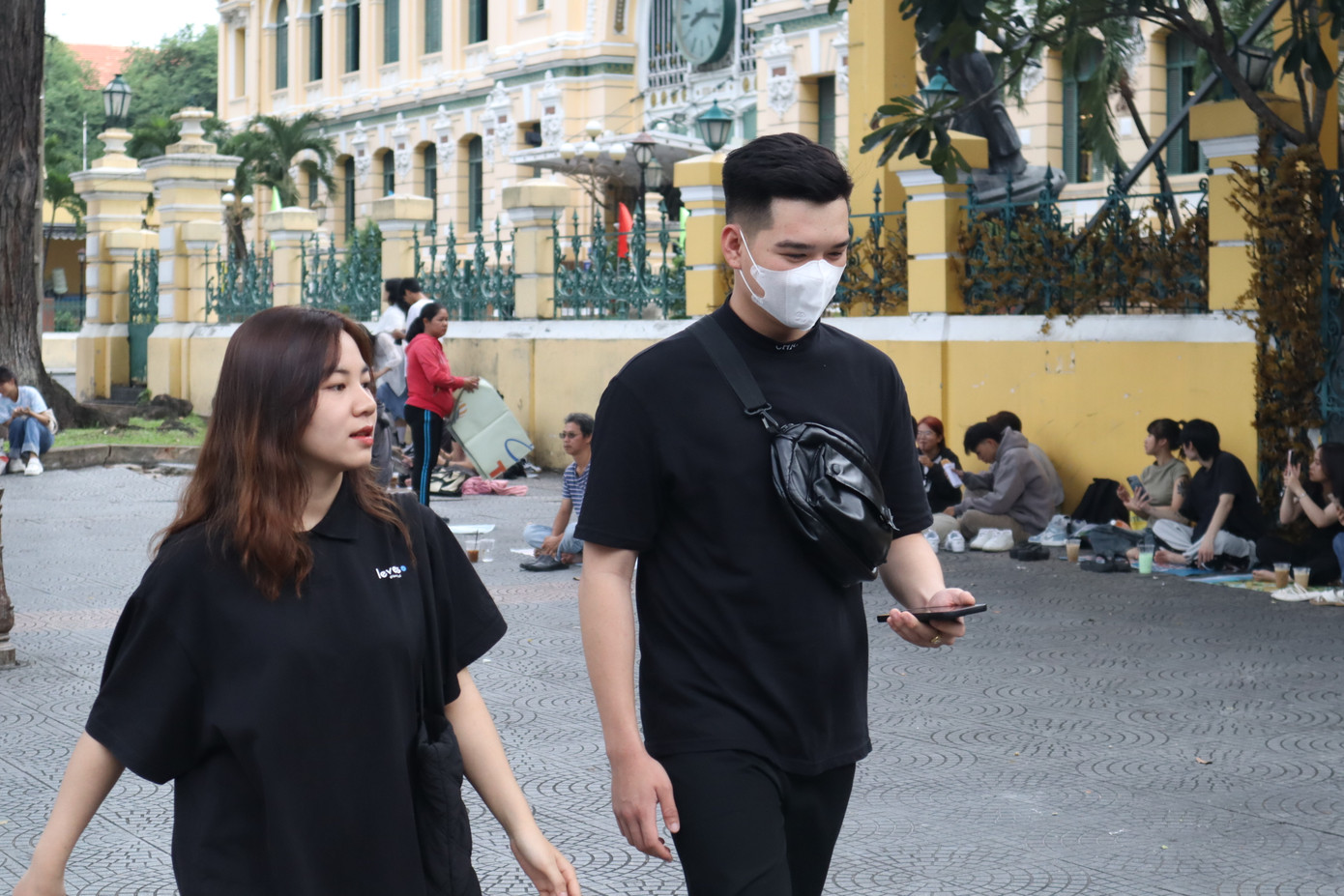 Thời tiết buổi sáng Sài Gòn mát mẻ, phù hợp với việc hẹn hò của nhiều cặp đôi.