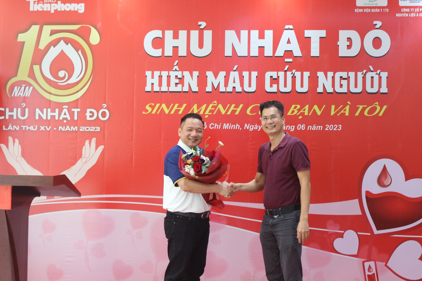 Nhà báo Lý Thành Tâm phải) trao hoa cảm ơn đến ông Phan Duy Hiếu - Tổng giám đốc Công ty CP Hóa chất Á Châu, đại diện Tập đoàn nguyên liệu Á Châu AIG.