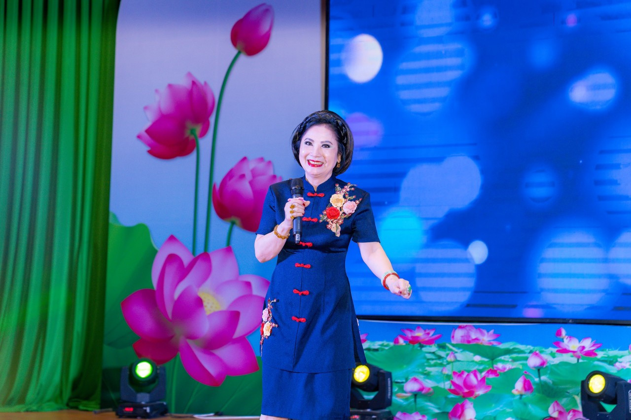 Đêm hội còn có sự xuất hiện đặc biệt của nghệ sĩ cải lương gạo cội Mộng Tuyền, nghệ sĩ được khán giả mộ điệu mệnh danh là 'Hoa hậu làng cải lương những năm 1970'.