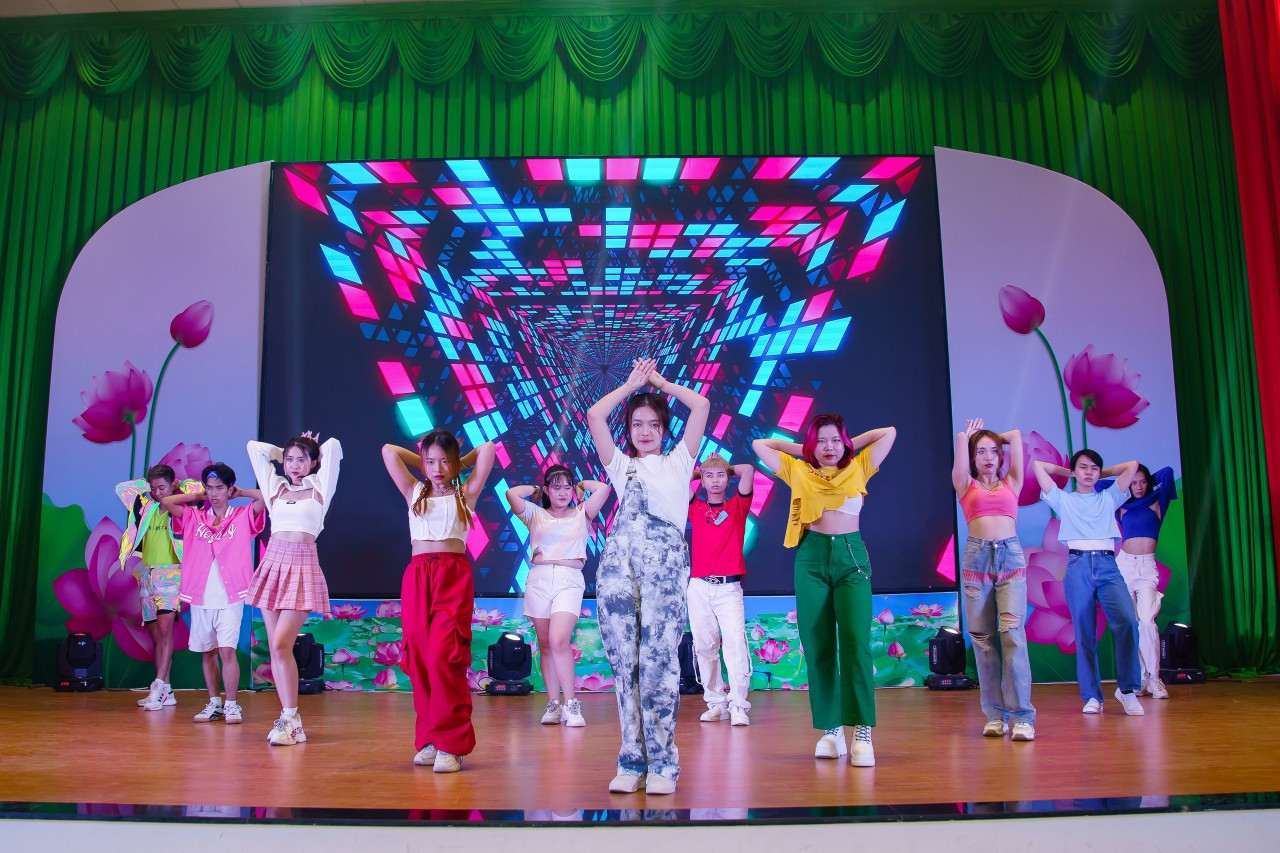 Chương trình có nhiều tiết mục hát, nhảy múa đặc sắc, thu hút đông đảo chiến sĩ 'Mùa Hè Xanh', bà con địa phương đến xem và cỗ vũ.