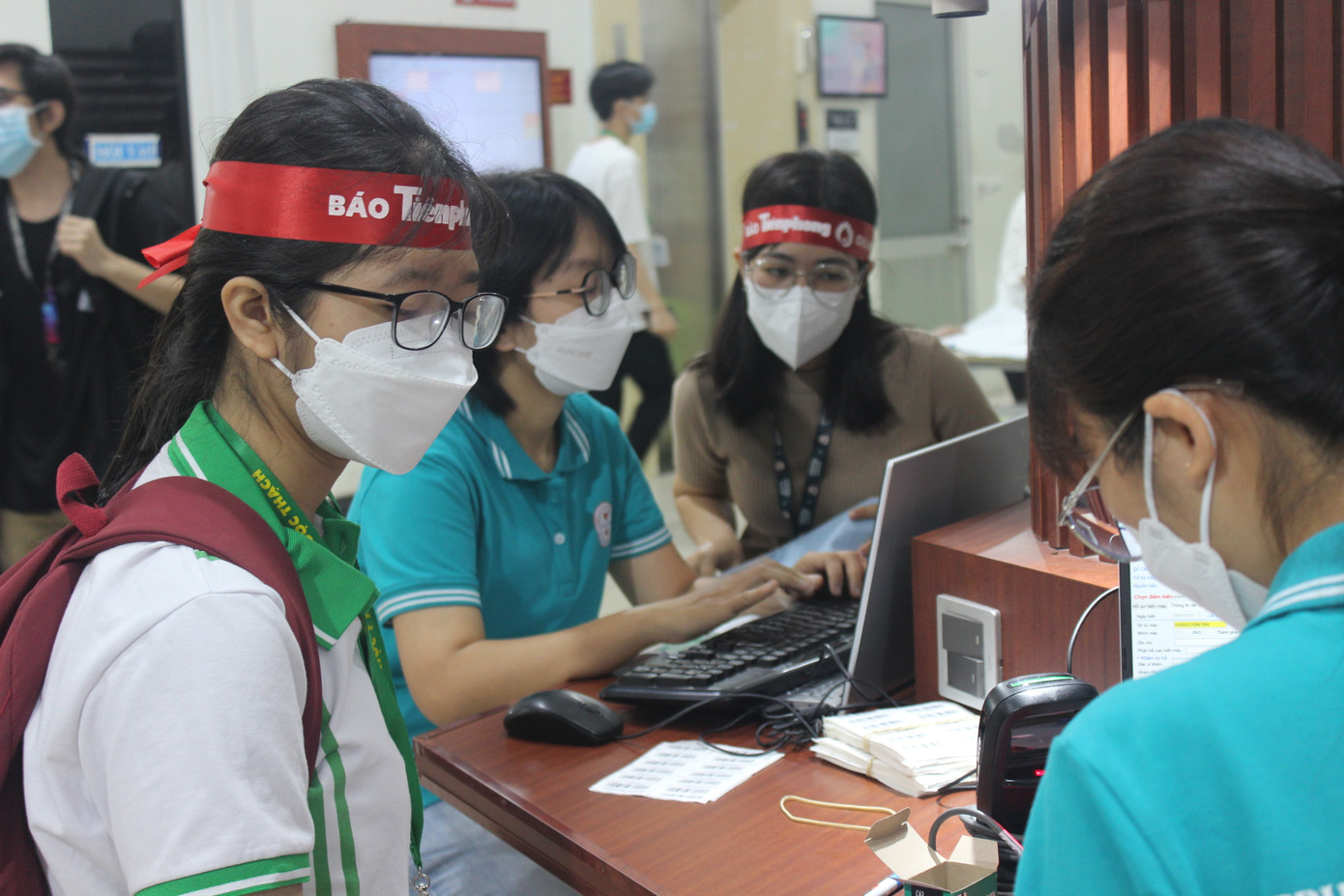 Nhiều sinh viên tranh thủ đến sớm tham gia ngày hội hiến máu.