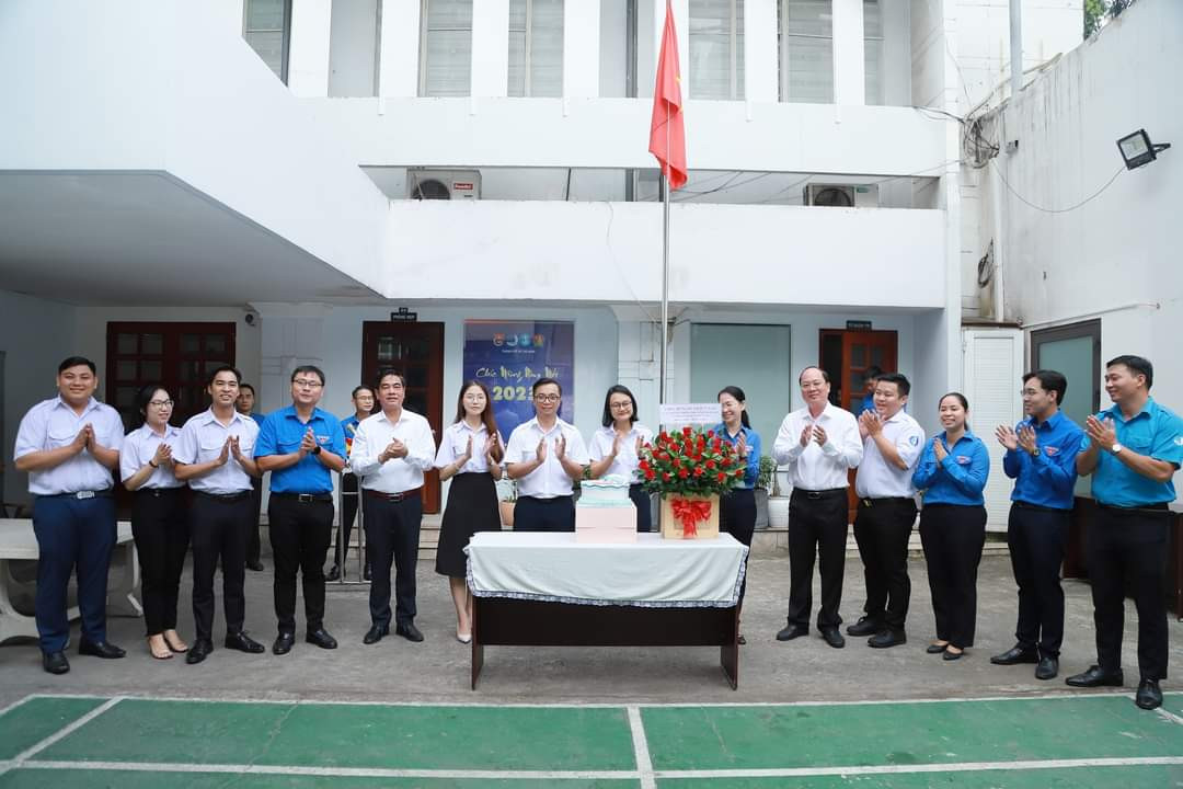 Ông Nguyễn Hồ Hải - Phó Bí thư Thành ủy TP. HCM (thứ năm, từ phải sang) tặng hoa chúc mừng Thành Đoàn - Hội Sinh viên TP. HCM nhân kỷ niệm 73 năm Ngày truyền thống học sinh, sinh viên và Hội Sinh viên Việt Nam (9/1/1950 - 9/1/2023). Ông Nguyễn Hồ Hải - Phó Bí thư Thành ủy TP. HCM (thứ năm, từ phải sang) tặng hoa chúc mừng Thành Đoàn - Hội Sinh viên TP. HCM nhân kỷ niệm 73 năm Ngày truyền thống học sinh, sinh viên và Hội Sinh viên Việt Nam (9/1/1950 - 9/1/2023).