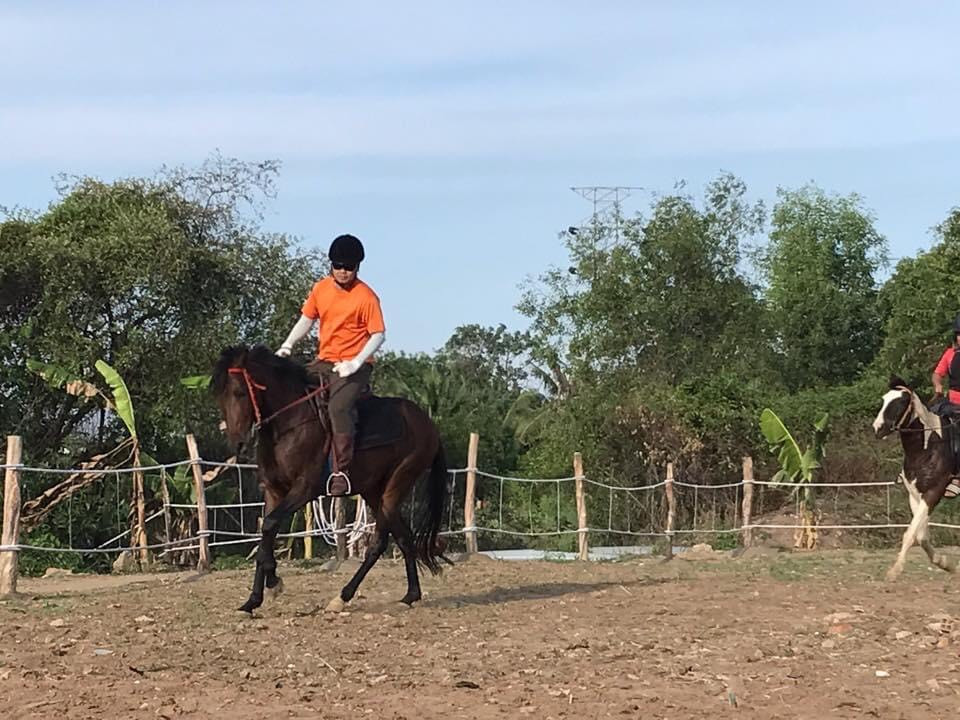 Bạn trẻ trải nghiệm với bộ môn cưỡi ngựa. (Ảnh: CLB Cưỡi ngựa Sài Gòn).