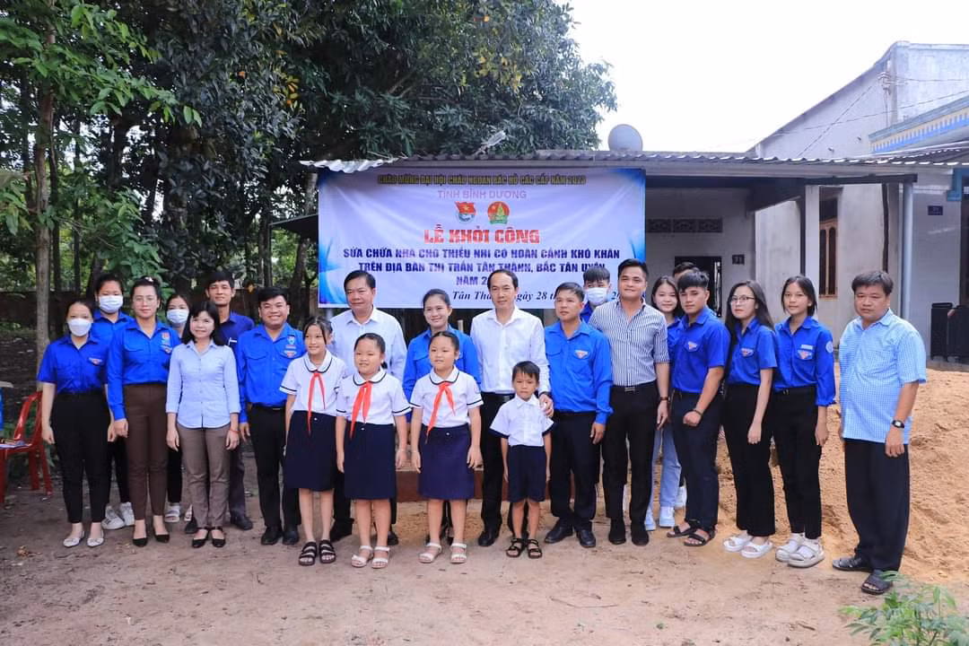Dịp này, Huyện Đoàn Bắc Tân Uyên đã tiếp nhận các nguồn lực từ các đơn vị đồng hành hỗ trợ bao gồm: công trình “Ngôi nhà nhân ái” trị giá 80 triệu đồng, công trình thanh niên sửa chữa một ngôi nhà cho thanh niên có hoàn cảnh khó khăn trị giá 30 triệu đồng. (Ảnh: Tỉnh Đoàn Bình Dương)