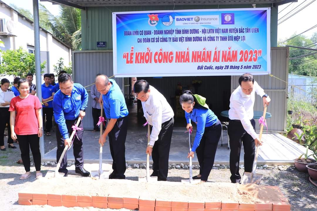 Tỉnh Đoàn Bình Dương cũng trao 10 suất học bổng và 10 xe đạp tặng các em thiếu nhi vượt khó học tốt trên địa bàn huyện Bắc Tân Uyên. (Ảnh: Tỉnh Đoàn Bình Dương) Tỉnh Đoàn Bình Dương cũng trao 10 suất học bổng và 10 xe đạp tặng các em thiếu nhi vượt khó học tốt trên địa bàn huyện Bắc Tân Uyên. (Ảnh: Tỉnh Đoàn Bình Dương)