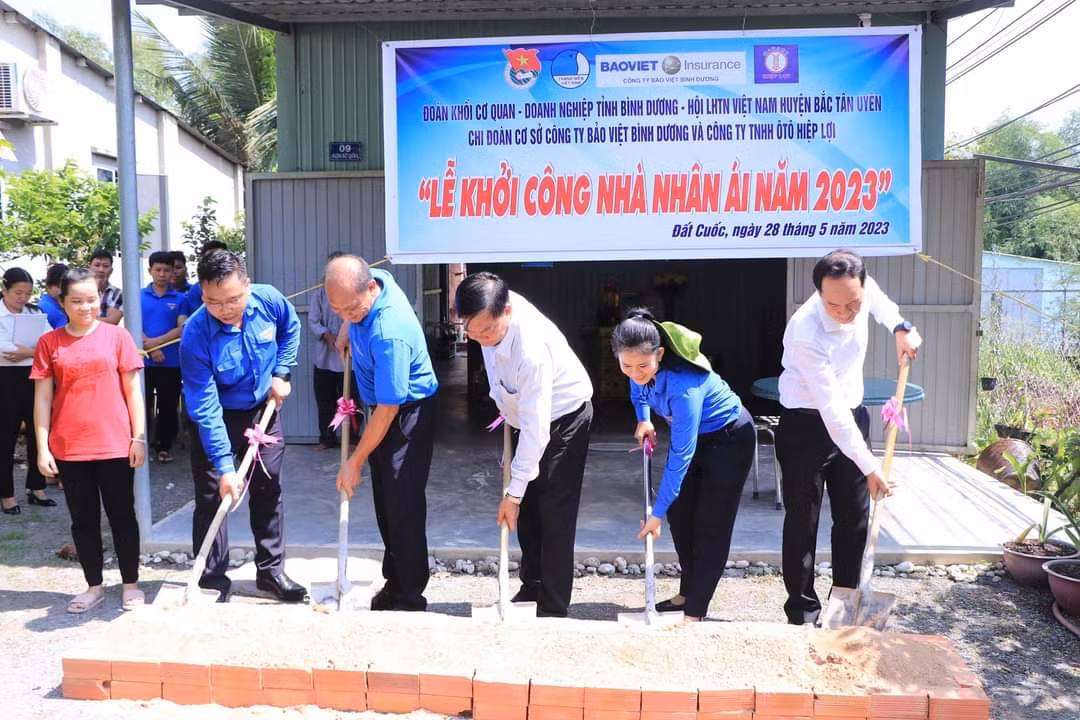 Tỉnh Đoàn Bình Dương cũng trao 10 suất học bổng và 10 xe đạp tặng các em thiếu nhi vượt khó học tốt trên địa bàn huyện Bắc Tân Uyên. (Ảnh: Tỉnh Đoàn Bình Dương)