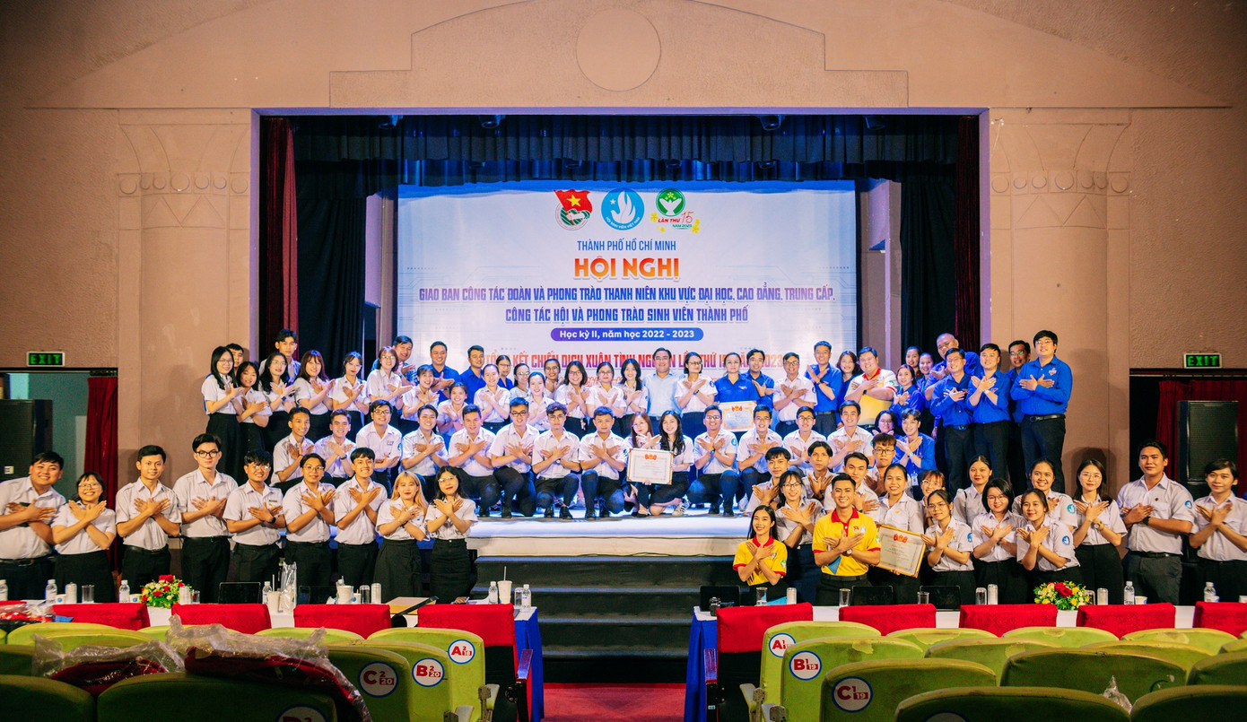 Các đại biểu cùng chụp ảnh lưu niệm tại chương trình.