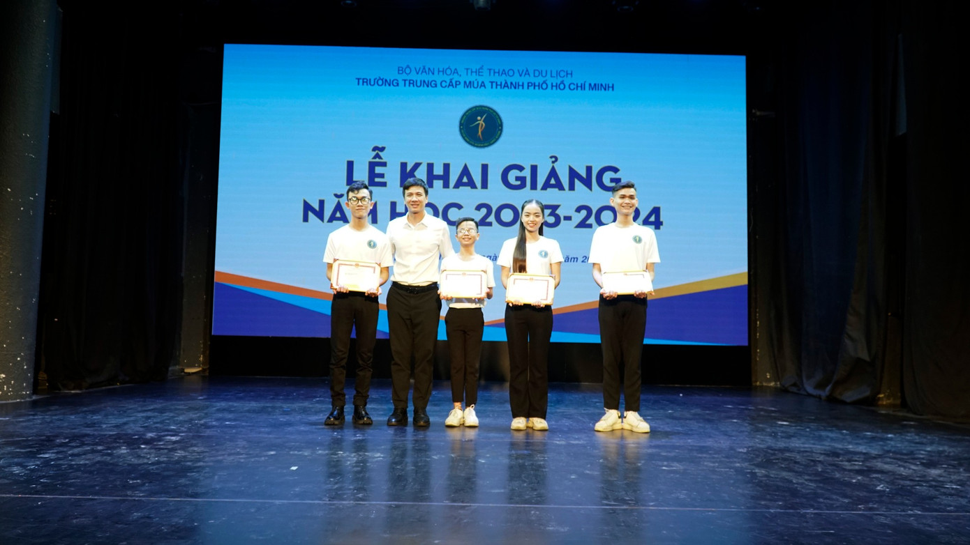 Thiên Thư (thứ hai, từ phải sang) cùng các thủ khoa của kỳ thi tuyển sinh đầu vào 2023. (Ảnh: NVCC)