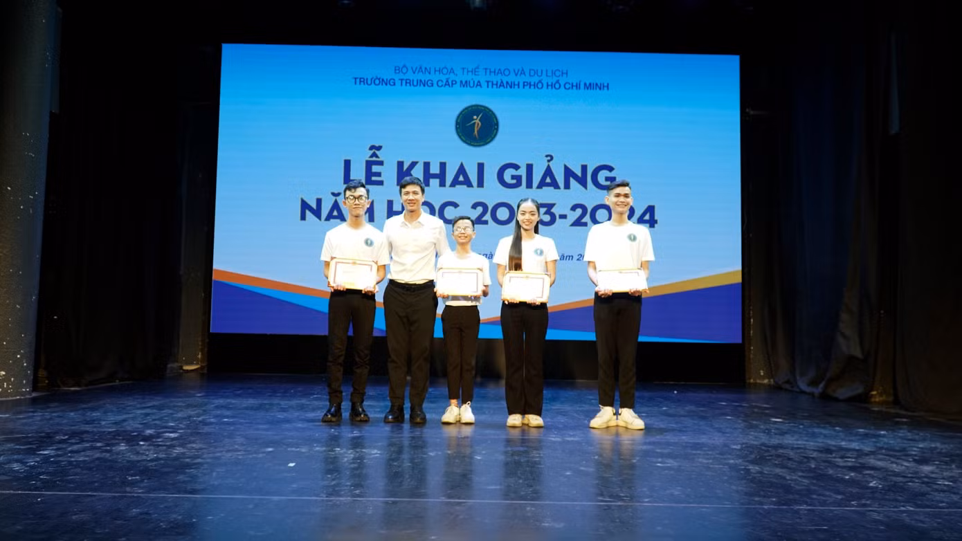 Thiên Thư (thứ hai, từ phải sang) cùng các thủ khoa của kỳ thi tuyển sinh đầu vào 2023. (Ảnh: NVCC) Thiên Thư (thứ hai, từ phải sang) cùng các thủ khoa của kỳ thi tuyển sinh đầu vào 2023. (Ảnh: NVCC)