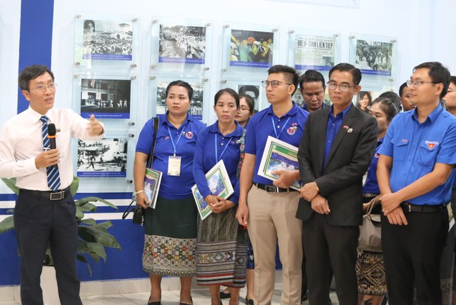 Anh Huỳnh Ngô Tịnh - Hiệu trưởng trường Đoàn Lý Tự Trọng giới thiệu một số chương trình, hoạt động giảng dạy của nhà trường cho các đại biểu Lào. (Ảnh: Ngô Tùng) Anh Huỳnh Ngô Tịnh - Hiệu trưởng trường Đoàn Lý Tự Trọng giới thiệu một số chương trình, hoạt động giảng dạy của nhà trường cho các đại biểu Lào. (Ảnh: Ngô Tùng)