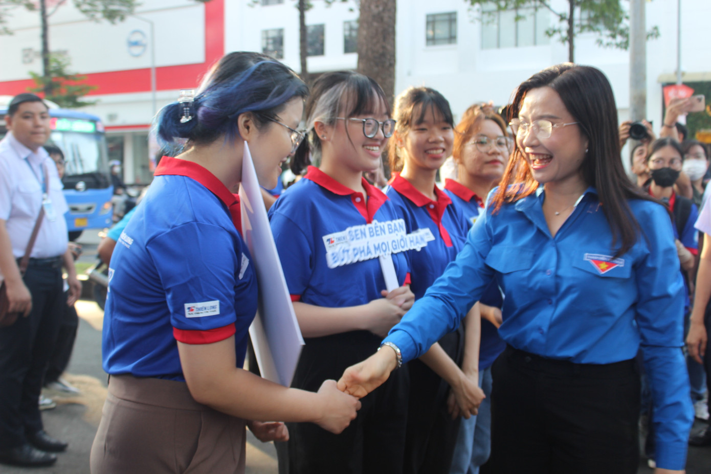 Chị Nguyễn Phạm Duy Trang - Bí thư T.Ư Đoàn, Chủ tịch Hội Đồng đội T.Ư (bên phải) bắt tay động viên các chiến sĩ cTiếp sức mùa thi' tại điểm trường THPT Ten Lơ Man (Q. 1). Chị Nguyễn Phạm Duy Trang - Bí thư T.Ư Đoàn, Chủ tịch Hội Đồng đội T.Ư (bên phải) bắt tay động viên các chiến sĩ cTiếp sức mùa thi' tại điểm trường THPT Ten Lơ Man (Q. 1).