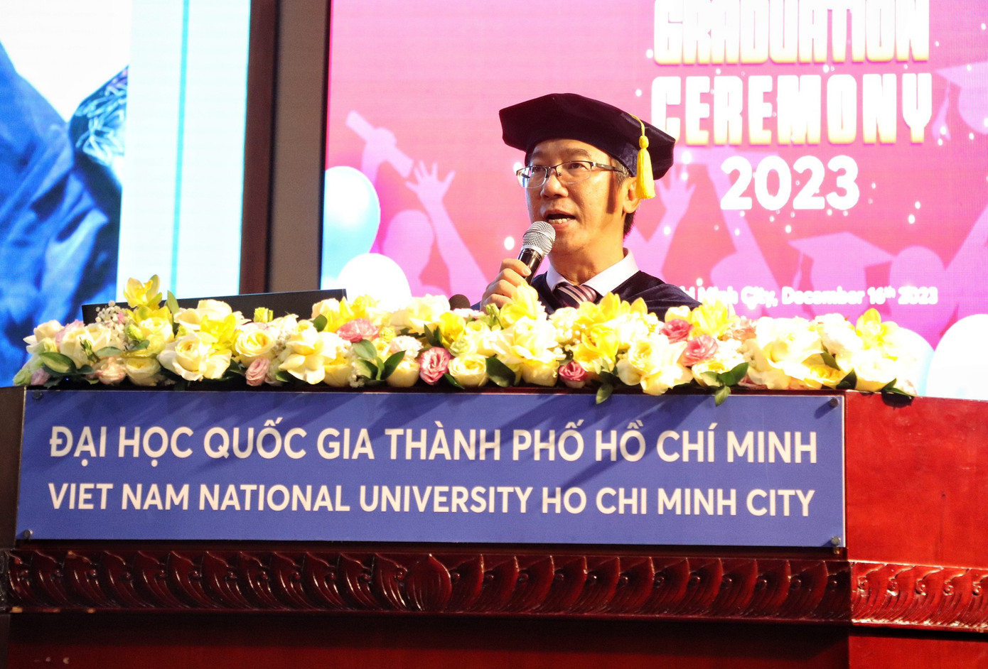 PGS. TS Đinh Đức Anh Vũ - Phó Hiệu trưởng phụ trách trường ĐH Quốc tế, phát biểu tại Lễ tốt nghiệp đại học và sau đại học năm 2023.