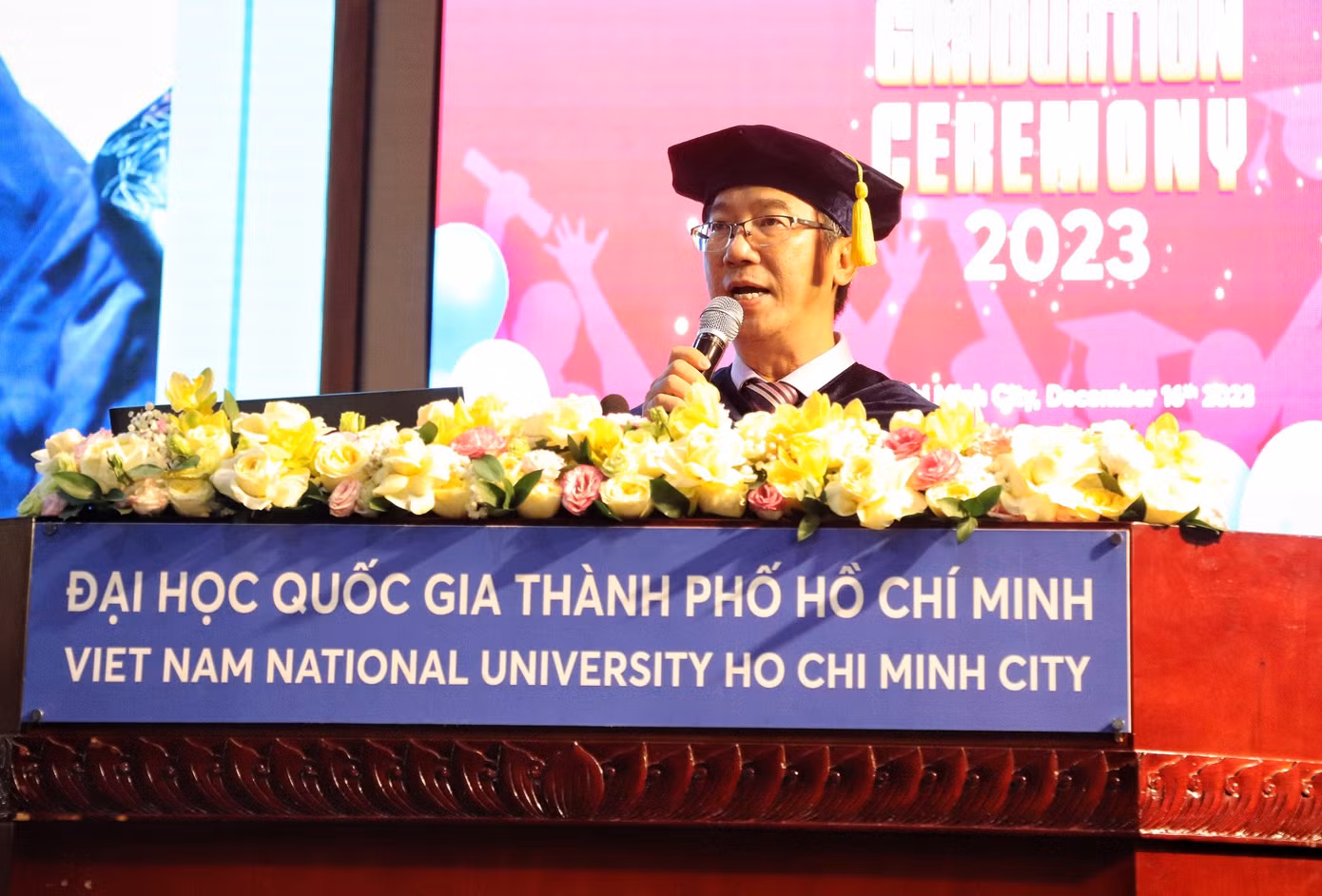 PGS. TS Đinh Đức Anh Vũ - Phó Hiệu trưởng phụ trách trường ĐH Quốc tế, phát biểu tại Lễ tốt nghiệp đại học và sau đại học năm 2023.