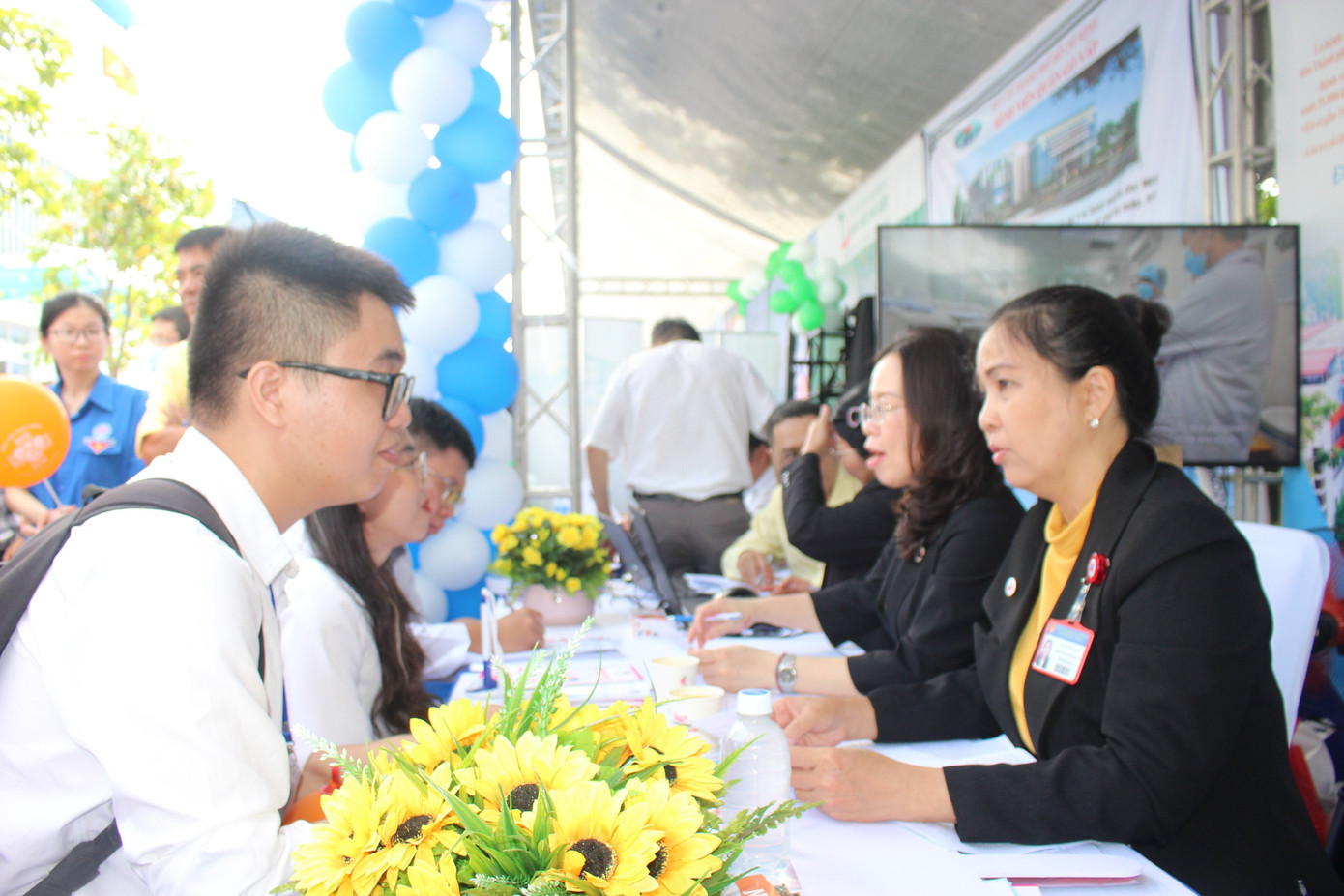 Ứng viên đang trao đổi với nhà tuyển dụng trong Ngày hội việc làm cho sinh viên ngành Y mới ra trường, do Sở Y tế TP. HCM tổ chức ngày 15/8. (Ảnh: Vân Sơn) Ứng viên đang trao đổi với nhà tuyển dụng trong Ngày hội việc làm cho sinh viên ngành Y mới ra trường, do Sở Y tế TP. HCM tổ chức ngày 15/8. (Ảnh: Vân Sơn)
