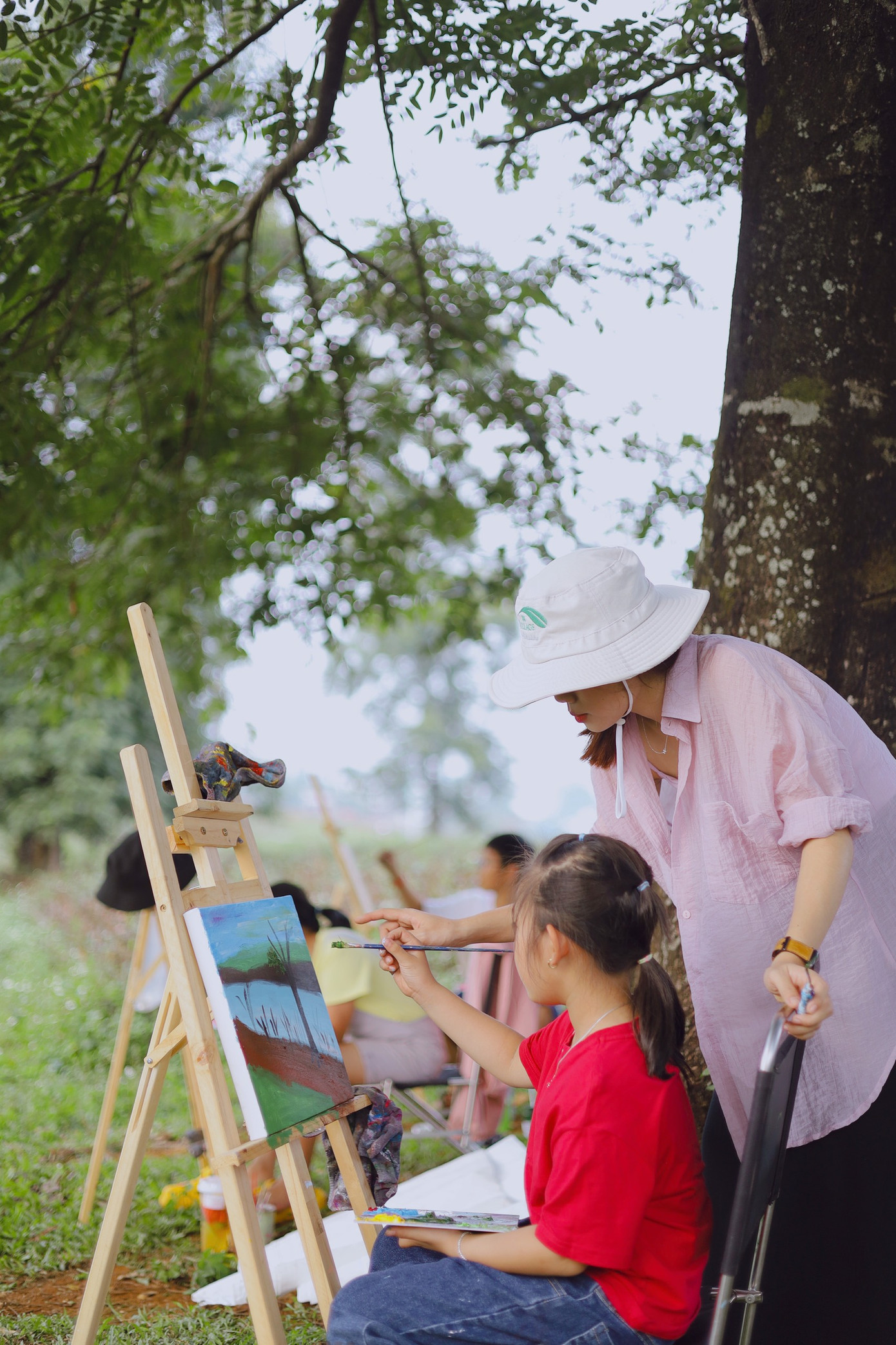 Cô Trinh hướng dẫn các bé dạy vẽ tại không gian ngoài trời.