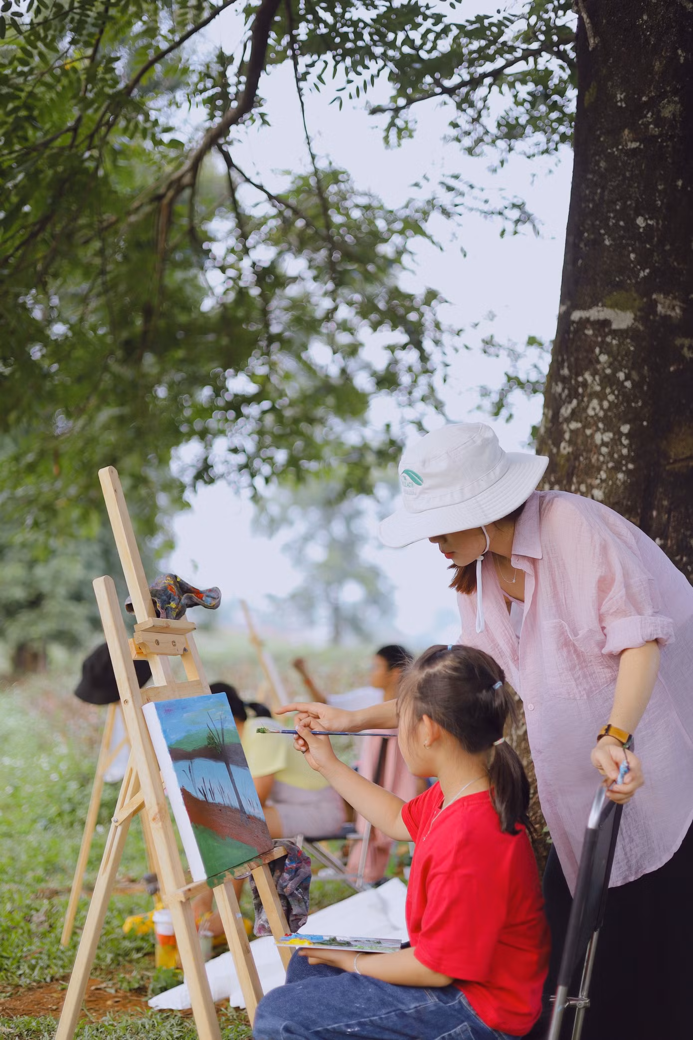 Cô Trinh hướng dẫn các bé dạy vẽ tại không gian ngoài trời.