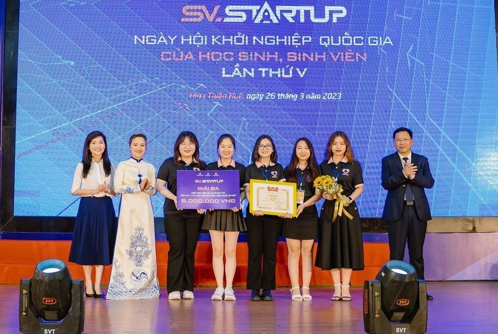 'The Inner Peace Podcast' thuộc Multiverse of Health (MoH) - dự án giành giải Ba chung kết cuộc thi “Học sinh, sinh viên với ý tưởng khởi nghiệp” toàn quốc lần thứ V ở lĩnh vực y tế, chăm sóc sức khoẻ, công nghệ làm đẹp, do Trịnh Huyền Mai (trường ĐH Ngoại thương) sáng lập. 'The Inner Peace Podcast' thuộc Multiverse of Health (MoH) - dự án giành giải Ba chung kết cuộc thi “Học sinh, sinh viên với ý tưởng khởi nghiệp” toàn quốc lần thứ V ở lĩnh vực y tế, chăm sóc sức khoẻ, công nghệ làm đẹp, do Trịnh Huyền Mai (trường ĐH Ngoại thương) sáng lập.