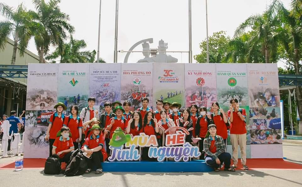 Các bạn trẻ hội quân tại Công viên Văn hóa Đầm Sen. (Ảnh: TLTĐ)