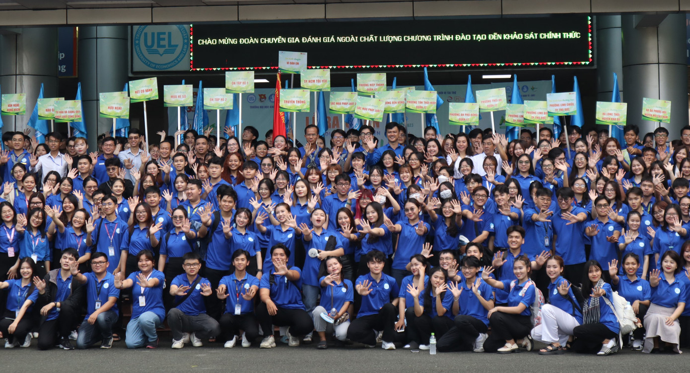 Các đại biểu và sinh viên viên tình nguyện cùng chụp ảnh lưu niệm.