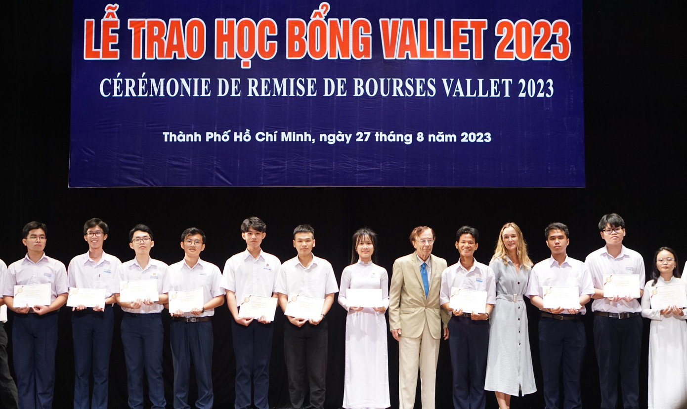 GS Vallet (thứ 6, từ phải sang) trao học bổng cho các bạn sinh viên. GS Vallet (thứ 6, từ phải sang) trao học bổng cho các bạn sinh viên.