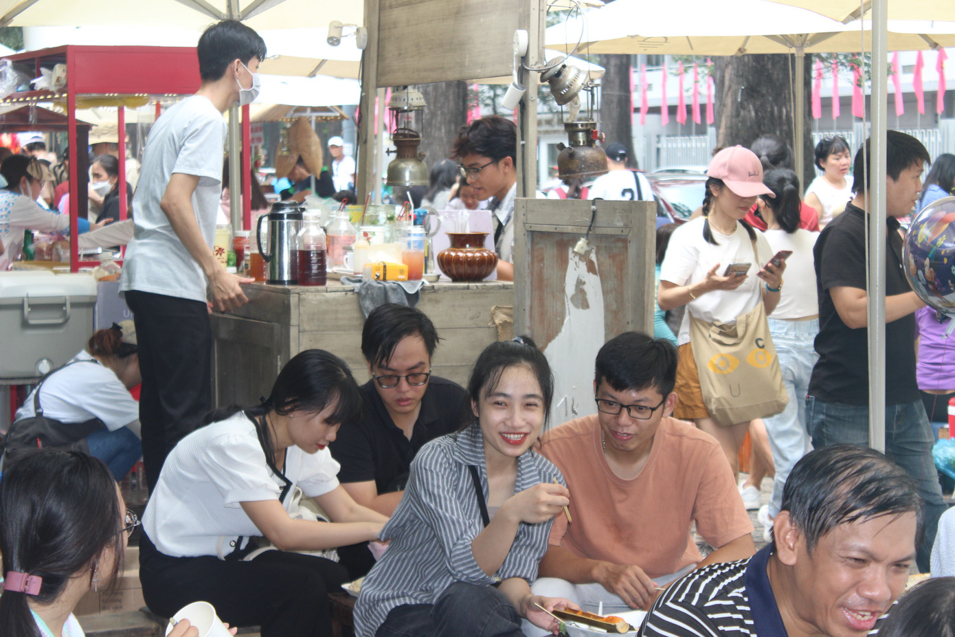 Những quầy nước uống trong khuôn viên Lễ hội bánh mì Việt Nam lần 1 cũng thu hút rất đông các bạn trẻ.