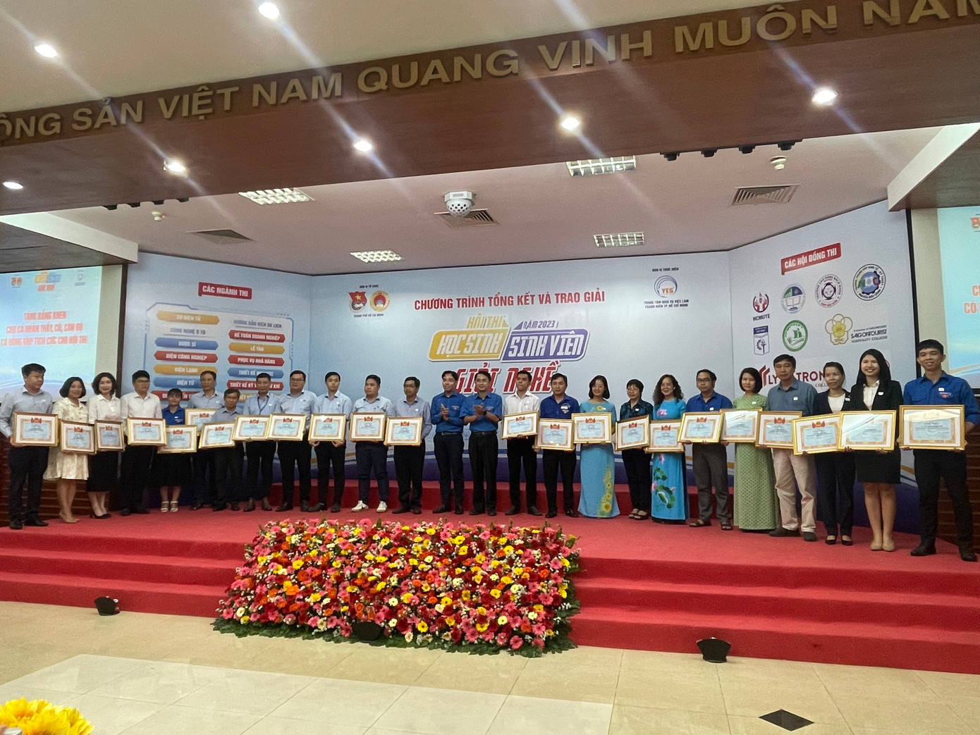 Cùng với đó là giải cá nhân các ngành thi được Ban Tổ chức trao cho 129 thí sinh.