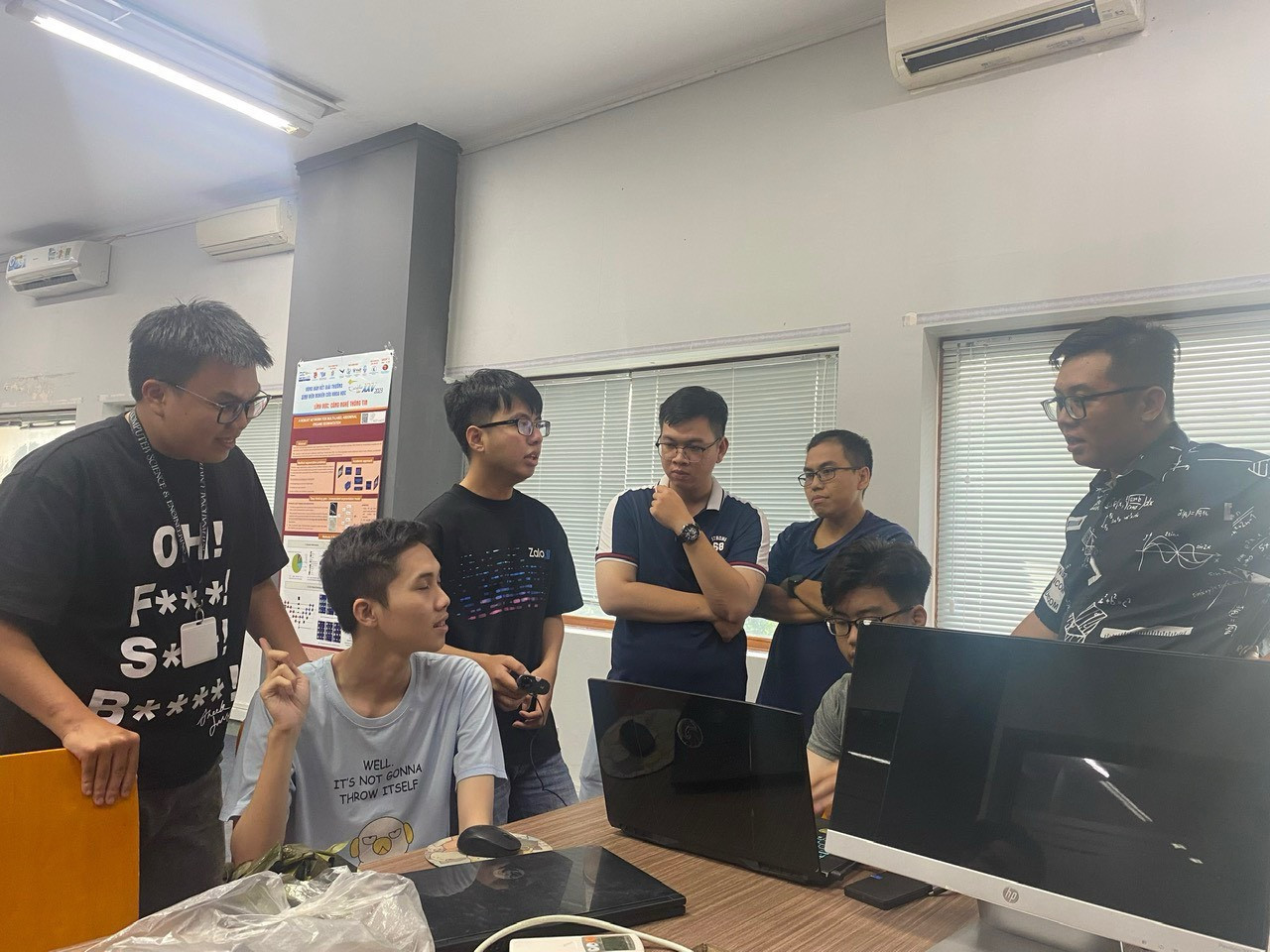 Nguyễn Đức Đăng Khôi (ở giữa) cùng các bạn sinh viên thảo luận, nghiên cứu. (Ảnh: NVCC) Nguyễn Đức Đăng Khôi (ở giữa) cùng các bạn sinh viên thảo luận, nghiên cứu. (Ảnh: NVCC)