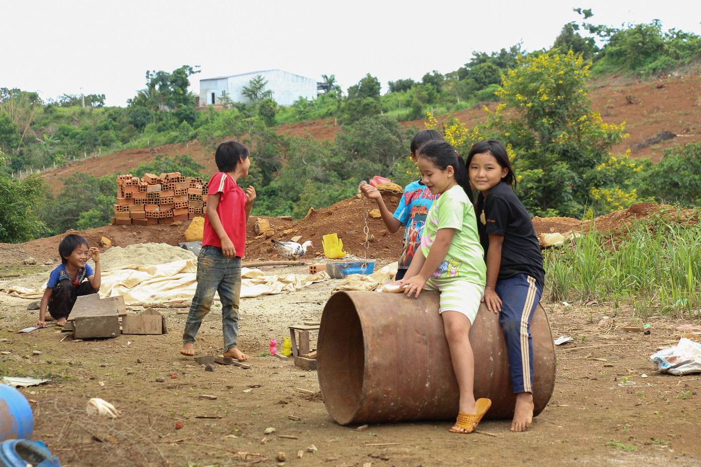 Trẻ em nơi vùng cao chủ yếu chơi ở bãi đất trống do thiếu sân chơi. (Ảnh: SCCV) Trẻ em nơi vùng cao chủ yếu chơi ở bãi đất trống do thiếu sân chơi. (Ảnh: SCCV)