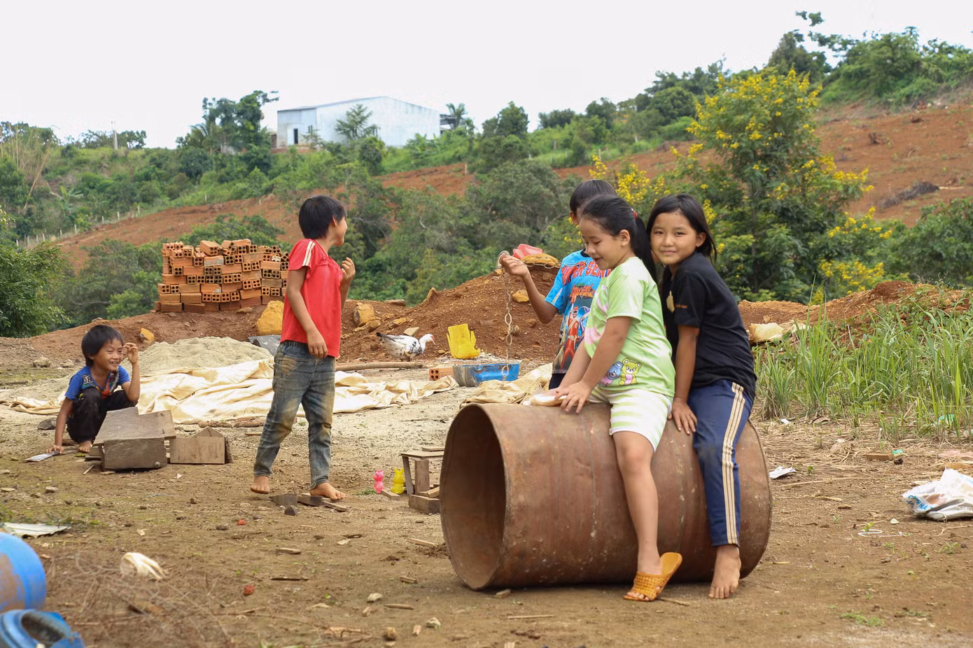 Trẻ em nơi vùng cao chủ yếu chơi ở bãi đất trống do thiếu sân chơi. (Ảnh: SCCV)