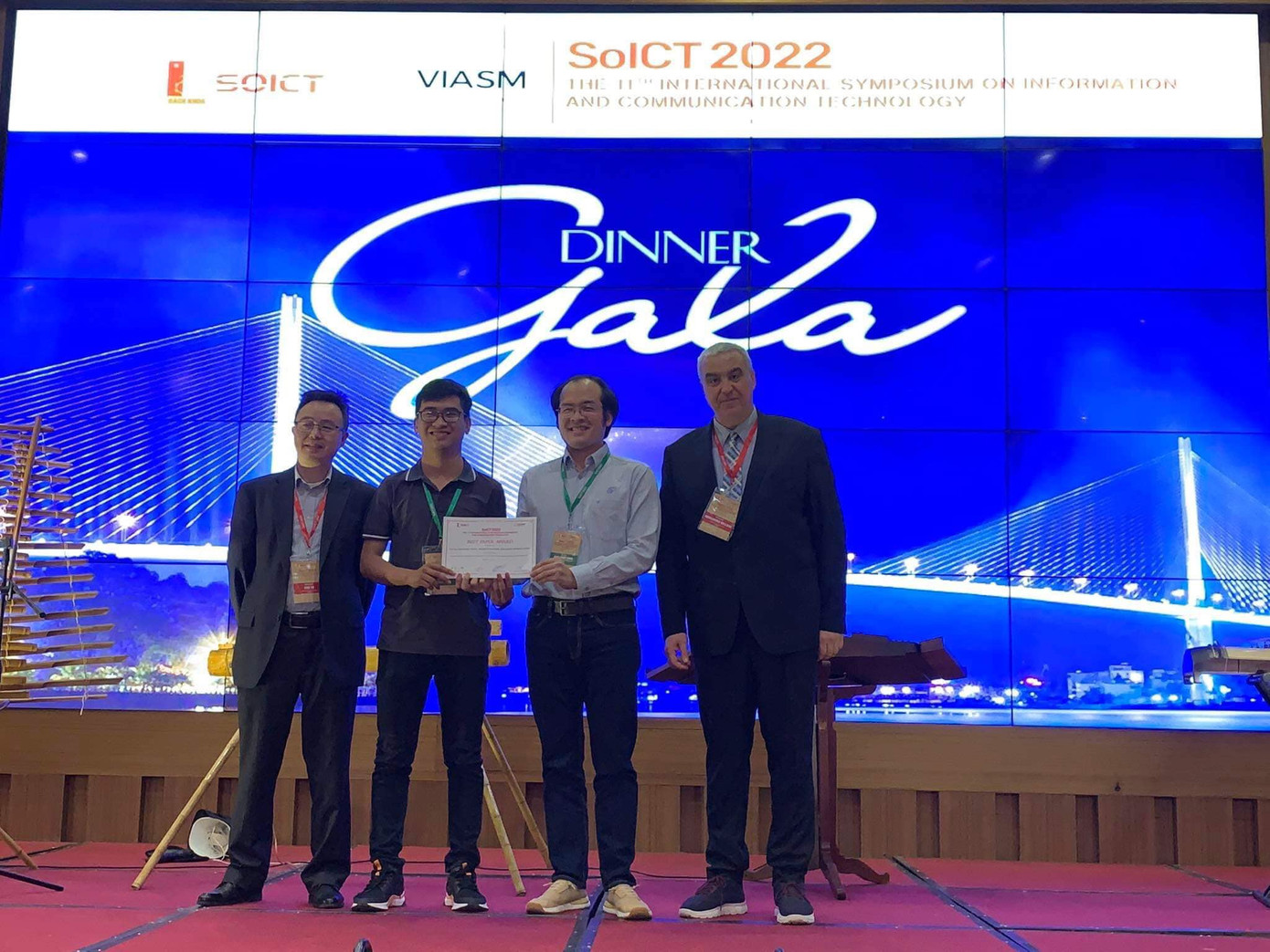 Khánh An (thứ hai, từ trái sang) đoạt giải bài báo xuất sắc nhất (Best Paper Award) tại Hội nghị SoICT 2022.