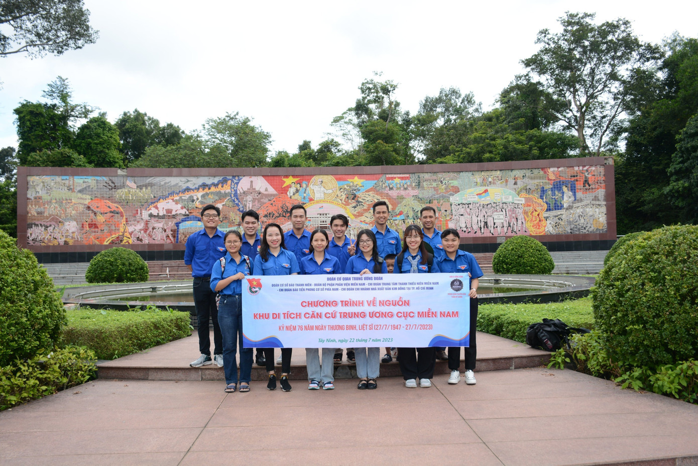 Đoàn viên, thanh niên các cơ sở Đoàn phía Nam thuộc Đoàn Thanh niên cơ quan T.Ư Đoàn trong chương trình về nguồn tại Tây Ninh.