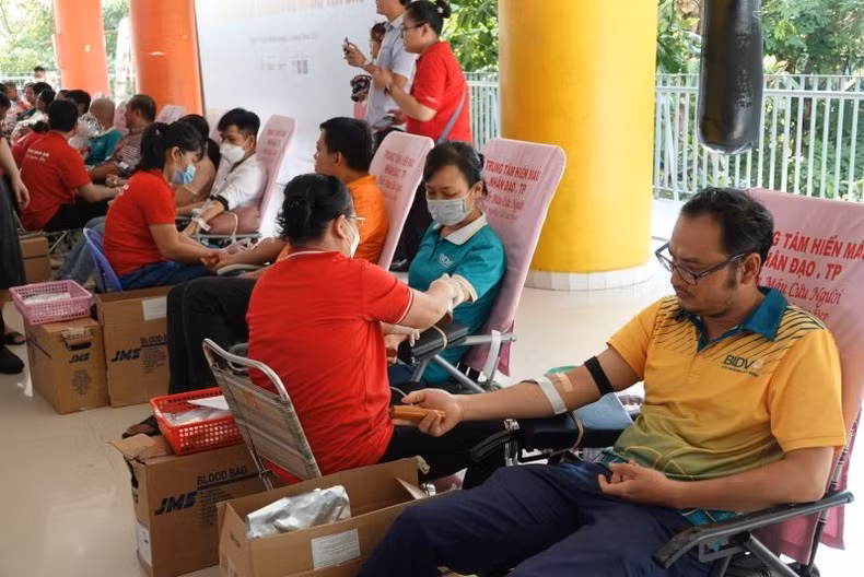 Các tình nguyện viên tham gia hiến máu tại Ngày hội.