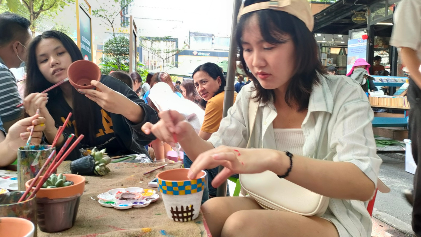 Theo Hà, để hoàn thành chiếc chậu handmade, người vẽ trung bình mất từ 30 phút đến 1 tiếng. Người vẽ thỏa trí sáng tạo theo ý tưởng của mình với nguyên liệu sẵn có của quầy bán gây quỹ.