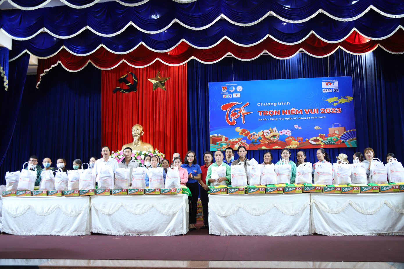 Người dân không giấu được niềm vui khi nhận quà dịp đầu năm. Người dân không giấu được niềm vui khi nhận quà dịp đầu năm.