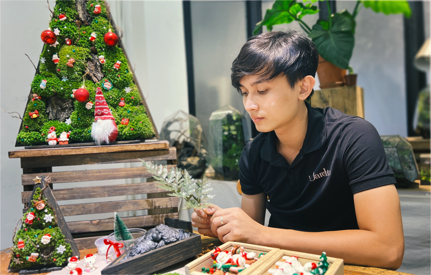 Anh Nghĩa say mê tạo tác các tác phẩm của mình.