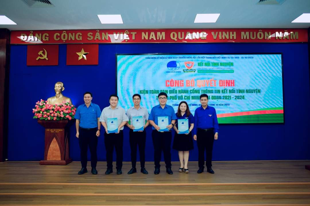 Anh Phạm Lê Minh Khang - Phó Chủ tịch Hội LHTN TP. HCM (thứ ba, từ phải sang) và anh Tô Minh Hiếu - Trưởng Ban Kiểm tra Hội LHTN TP. HCM (thứ ba, từ trái sang) làm Phó Trưởng Ban Điều hành Cổng thông tin kết nối tình nguyện TP. HCM, giai đoạn 2021 - 2024. Anh Phạm Lê Minh Khang - Phó Chủ tịch Hội LHTN TP. HCM (thứ ba, từ phải sang) và anh Tô Minh Hiếu - Trưởng Ban Kiểm tra Hội LHTN TP. HCM (thứ ba, từ trái sang) làm Phó Trưởng Ban Điều hành Cổng thông tin kết nối tình nguyện TP. HCM, giai đoạn 2021 - 2024.