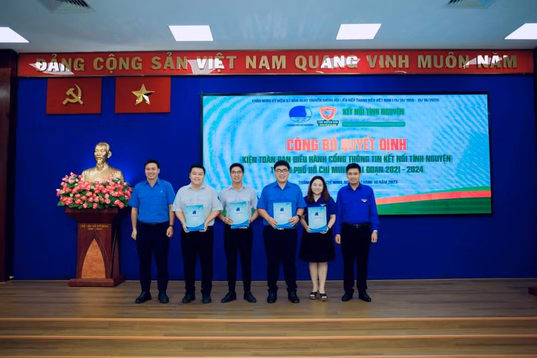 Anh Phạm Lê Minh Khang - Phó Chủ tịch Hội LHTN TP. HCM (thứ ba, từ phải sang) và anh Tô Minh Hiếu - Trưởng Ban Kiểm tra Hội LHTN TP. HCM (thứ ba, từ trái sang) làm Phó Trưởng Ban Điều hành Cổng thông tin kết nối tình nguyện TP. HCM, giai đoạn 2021 - 2024.