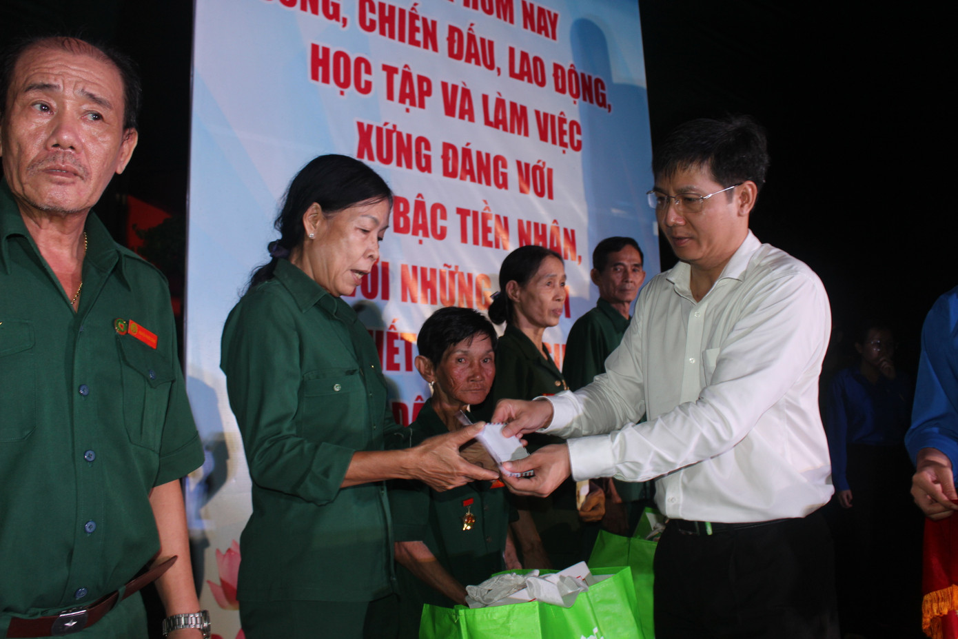 Ông Nguyễn Thành Tâm – UV.BCH T.Ư Đảng, Bí thư Tỉnh uỷ, Chủ tịch HĐND tỉnh Tây Ninh tặng quà cho các cựu bộ đội tỉnh Tây Ninh.