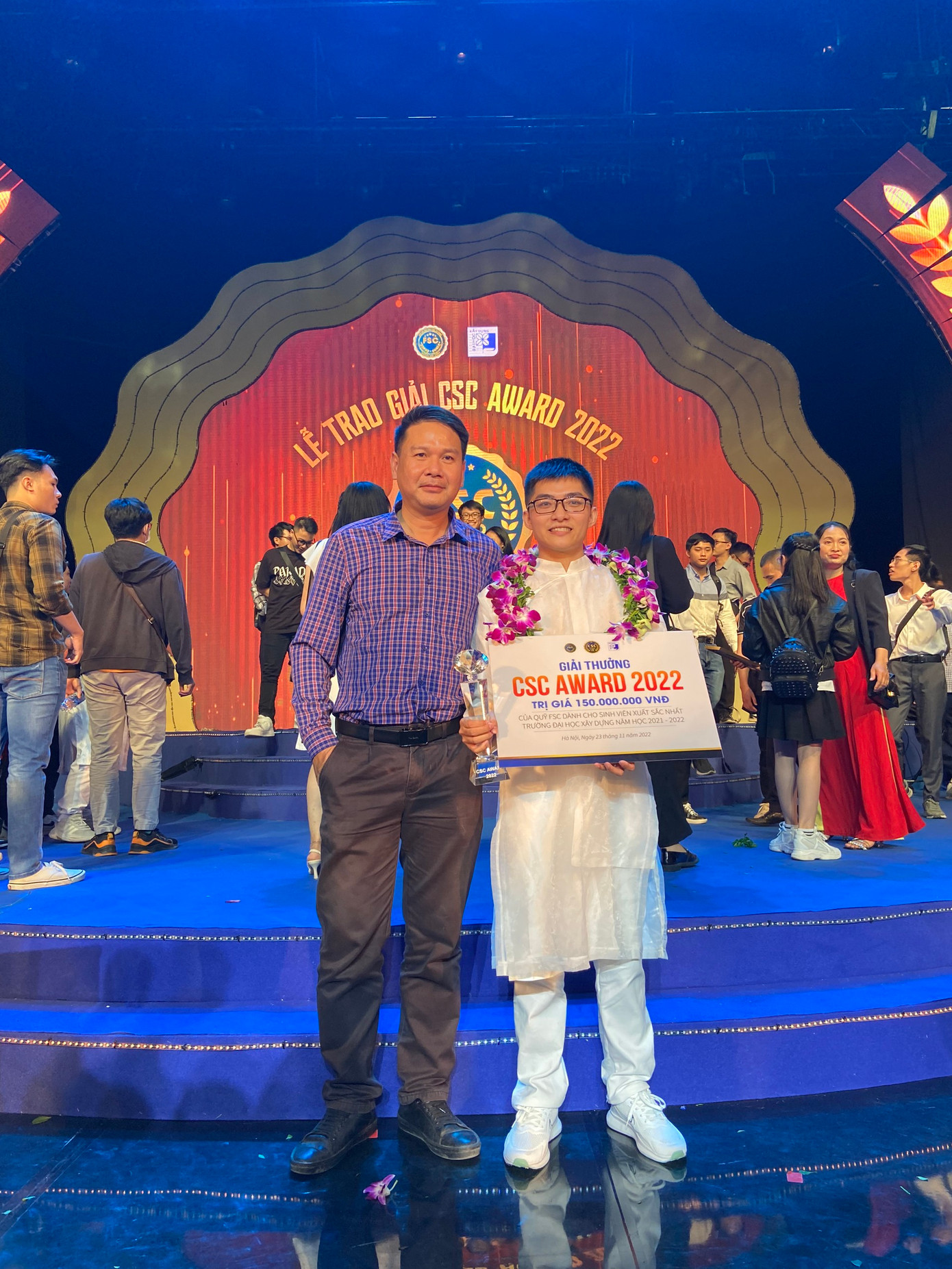 Quốc Bảo (bên phải) cùng thầy cố vấn cho đồ án tốt nghiệp của mình.