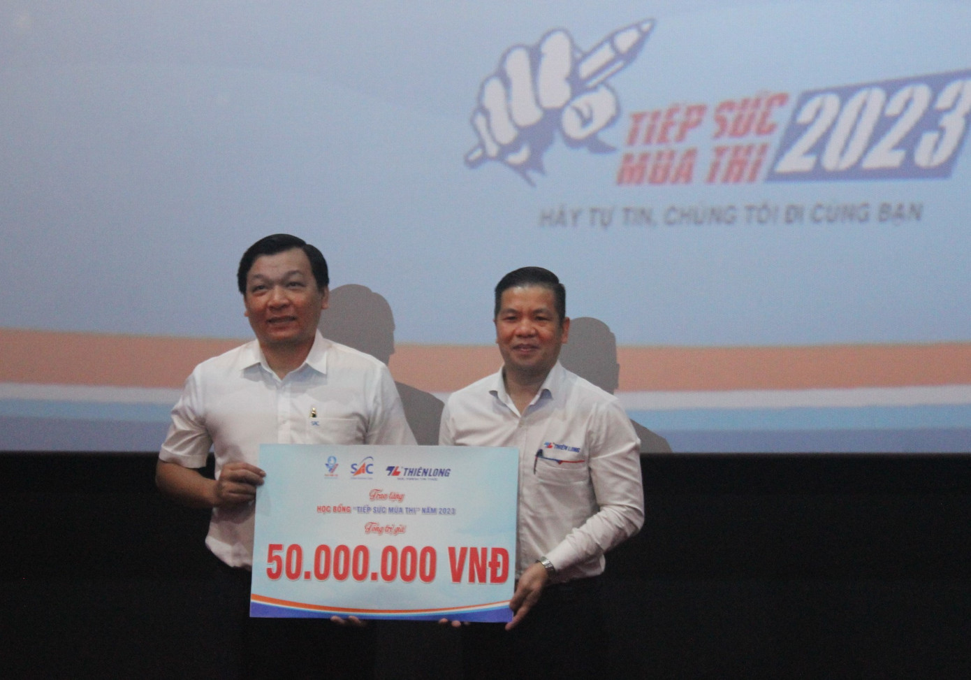 Anh Lê Nguyễn Nam – Phó Giám đốc Trung tâm Hỗ trợ học sinh, sinh viên Thành phố tiếp nhận nguồn lực học bổng &quot;Tiếp sức mùa thi&quot; cho tân sinh viên do đại diện Tập đoàn Thiên Long trao tặng.