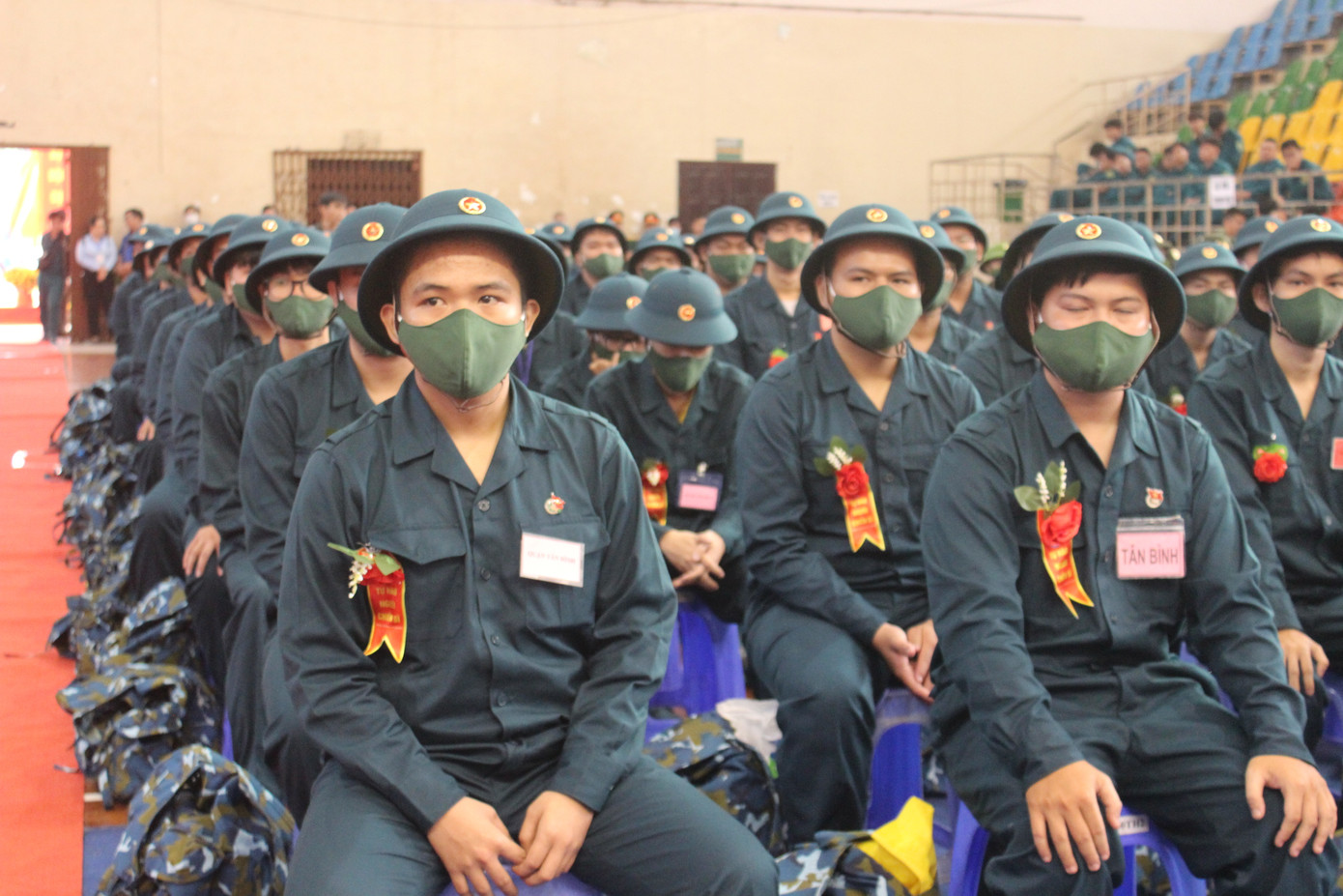 Các tân binh phấn khởi lên đường nhập ngũ.