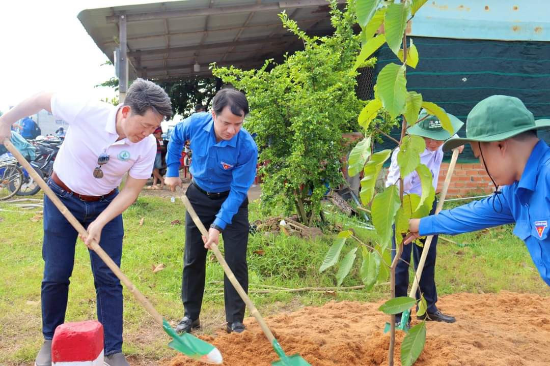 Anh Ngô Văn Cương - Bí thư T.Ư Đoàn (thứ hai, từ trái sang) cùng các đại biểu trồng cây xanh.