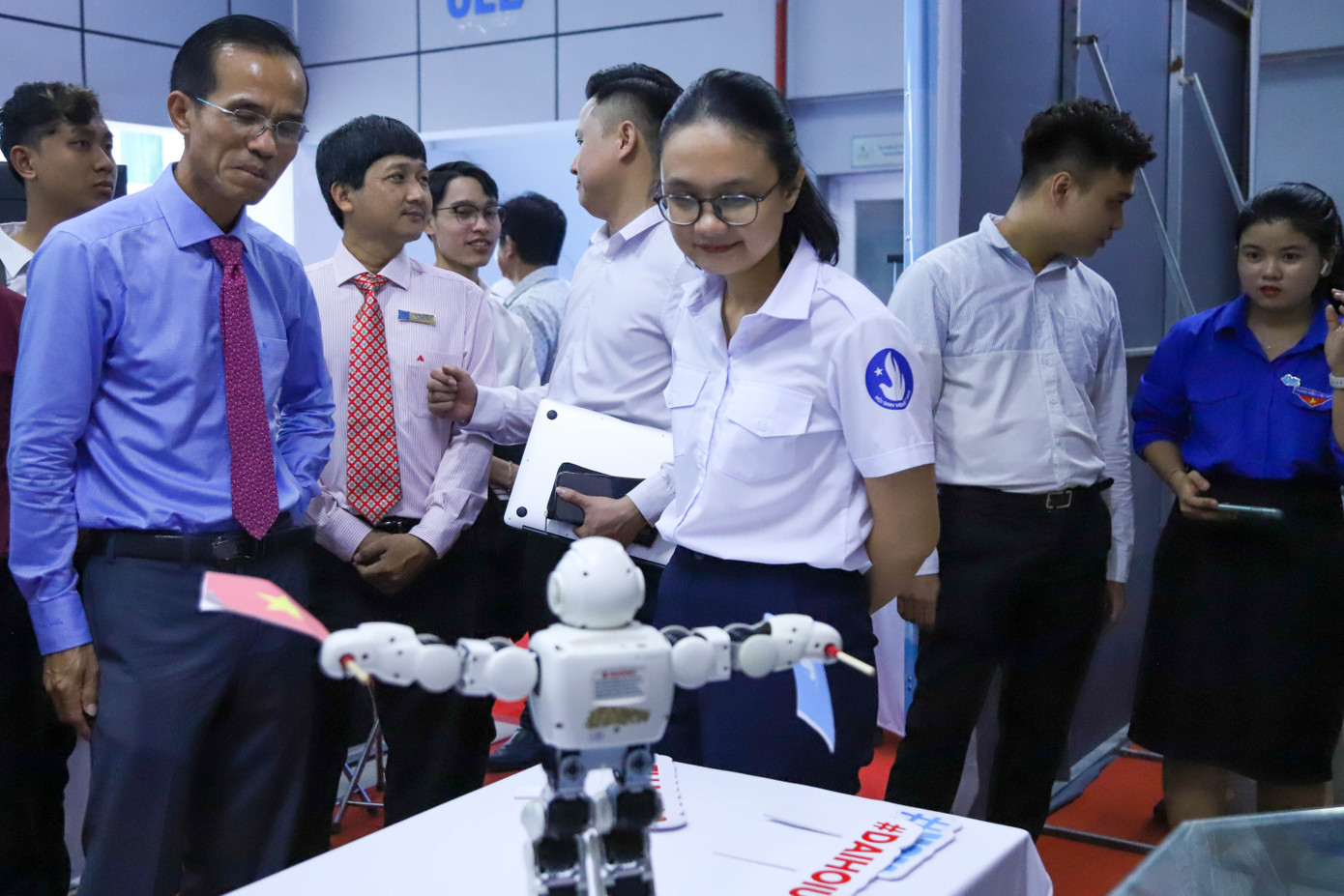 Chị Trần Thu Hà - Phó Bí thư Thành Đoàn, Chủ tịch Hội Sinh viên Việt Nam TPHCM cùng lãnh đạo nhà trường tham quan mô hình robot AI tại Đại hội.