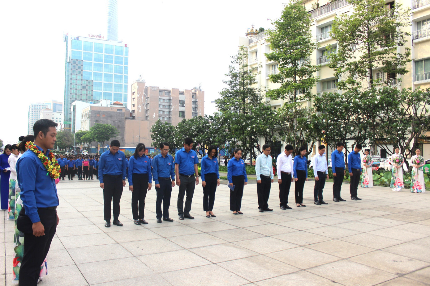 Các đại biểu cùng dâng hoa trước tượng đài Chủ tịch Hồ Chí Minh.