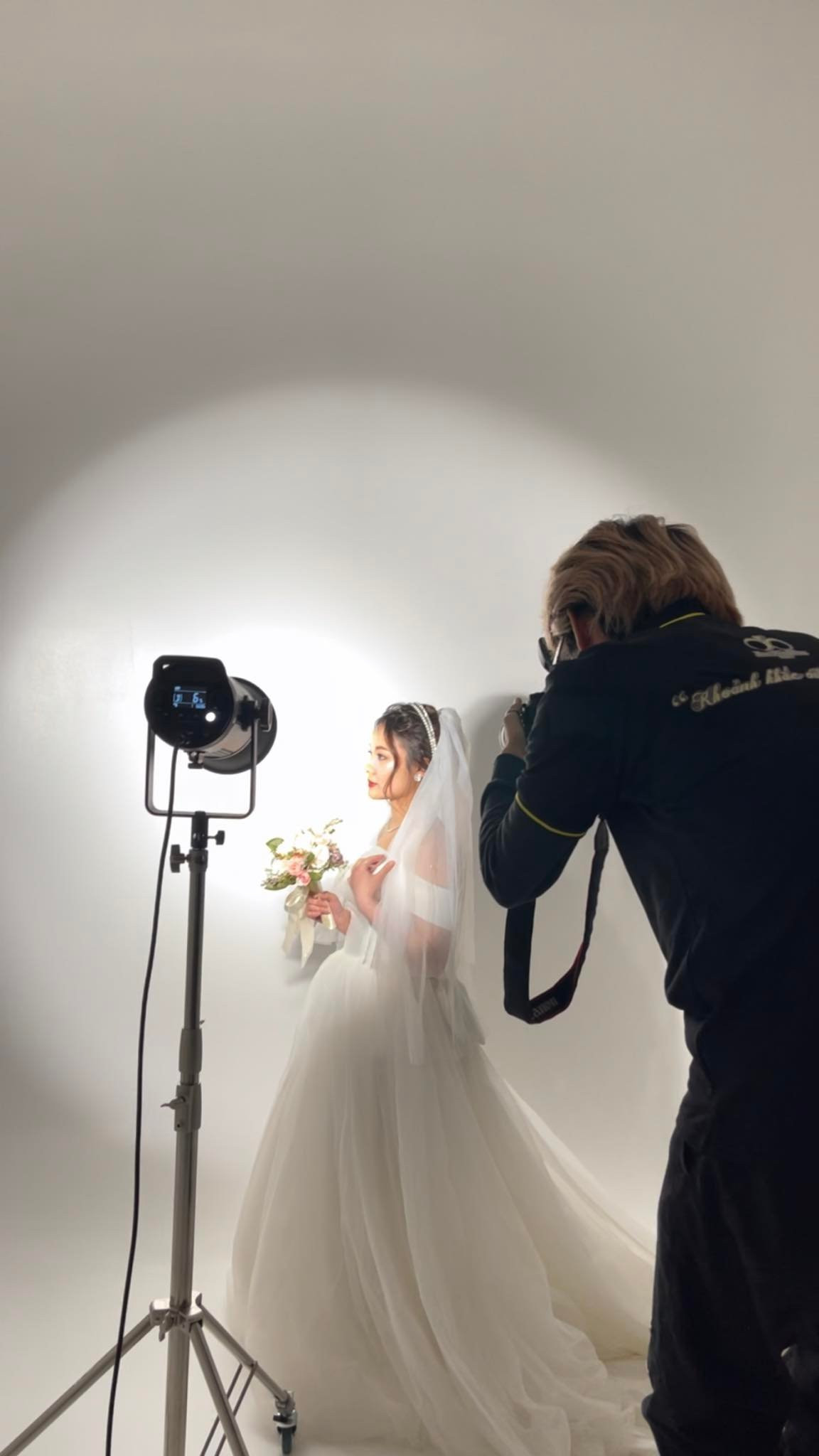 Đạt thường đi chụp những bộ ảnh đa dạng chủ đề như: Chụp ảnh cưới, chụp các buổi tiệc tùng...