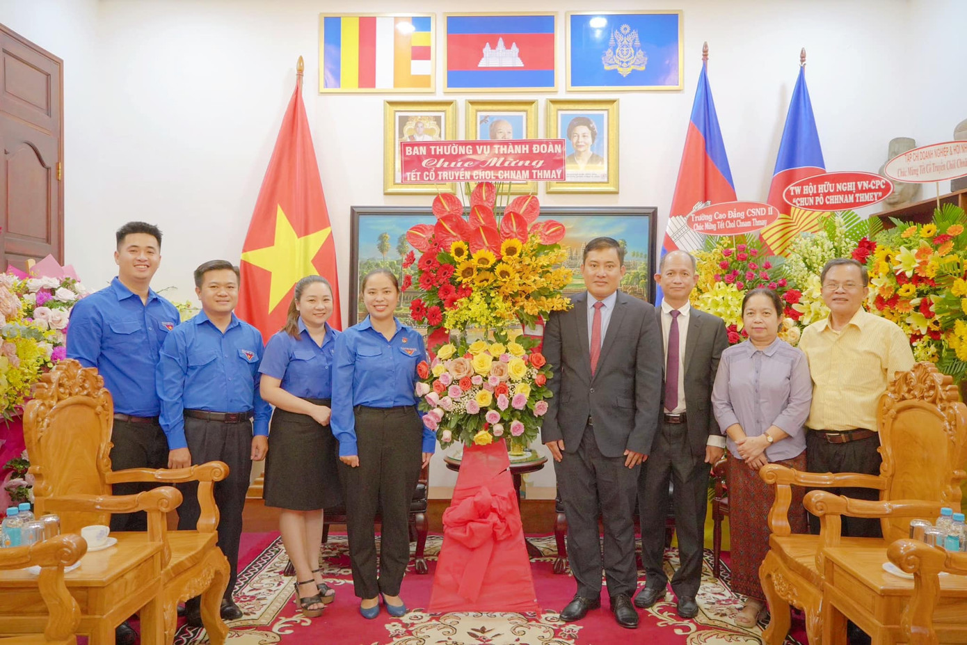 Chị Trịnh Thị Hiền Trân - Phó Bí thư Thành Đoàn TP. HCM (thứ tư, từ trái qua). (Ảnh: TLTĐ) Chị Trịnh Thị Hiền Trân - Phó Bí thư Thành Đoàn TP. HCM (thứ tư, từ trái qua). (Ảnh: TLTĐ)