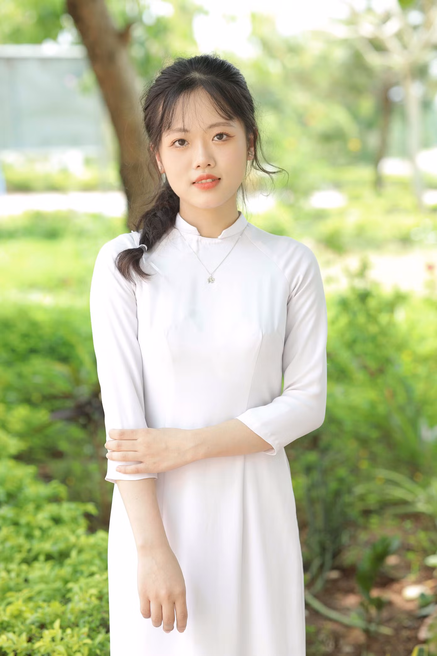 Nữ thủ khoa khối D tỉnh Đăk Nông với dáng vẻ xinh xắn, thông minh. (Ảnh: NVCC)