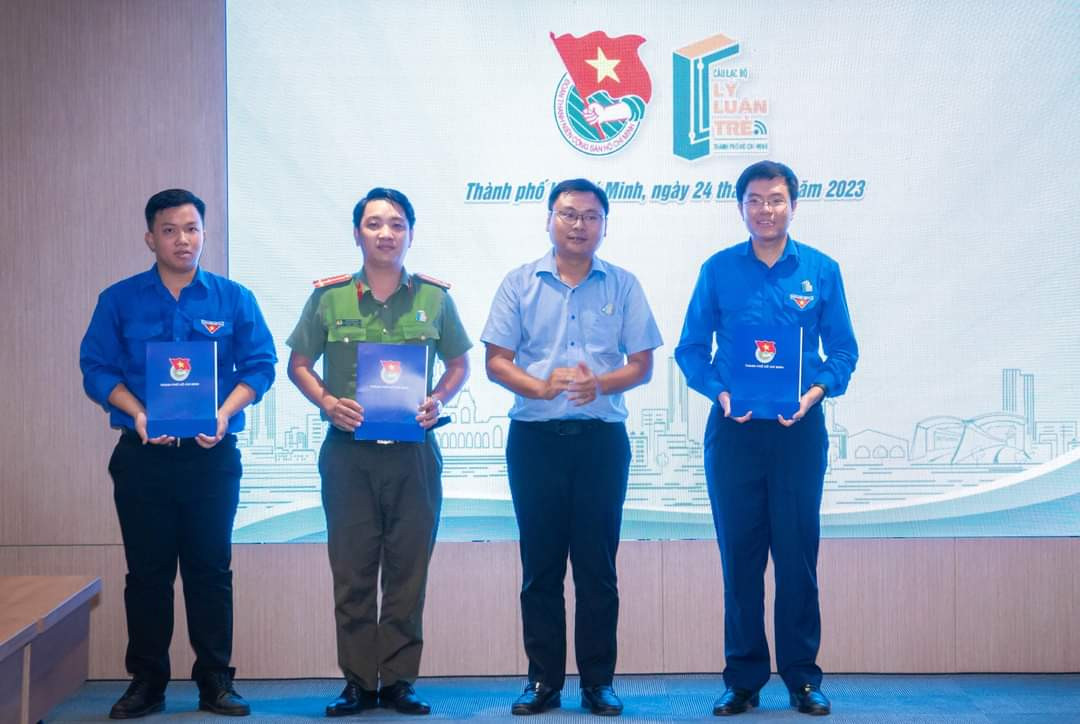 Anh Nguyễn Đăng Khoa - Ủy viên Ban Thường vụ, Trưởng Ban Tuyên giáo - Đối ngoại Thành Đoàn TP. HCM (ngoài cùng bên phải) giữ chức vụ Chủ nhiệm câu lạc bộ Lý luận trẻ Thành Đoàn.