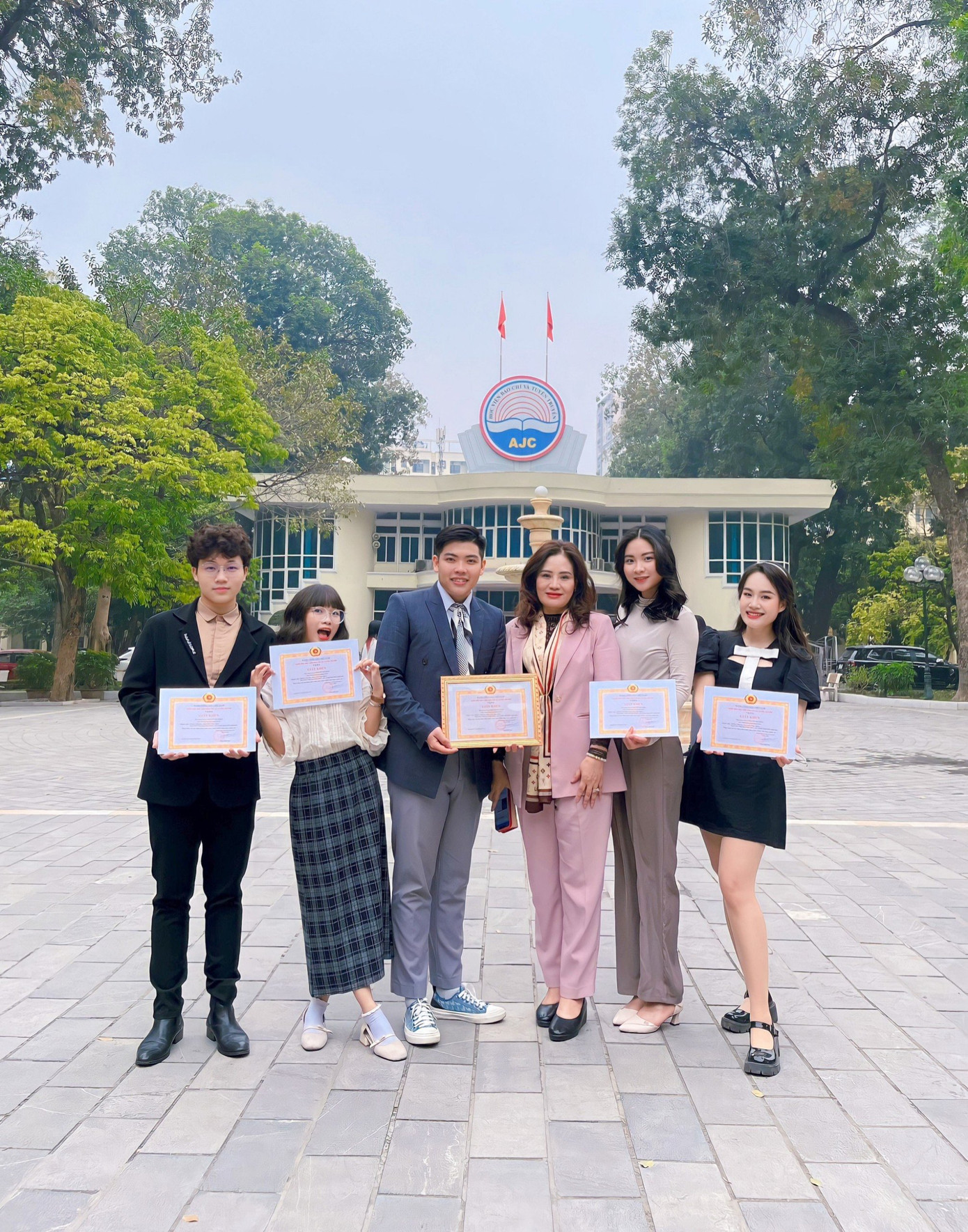 Nhóm nghiên cứu của Khải chụp ảnh cùng giảng viên hướng dẫn trong ngày nhận giấy khen.